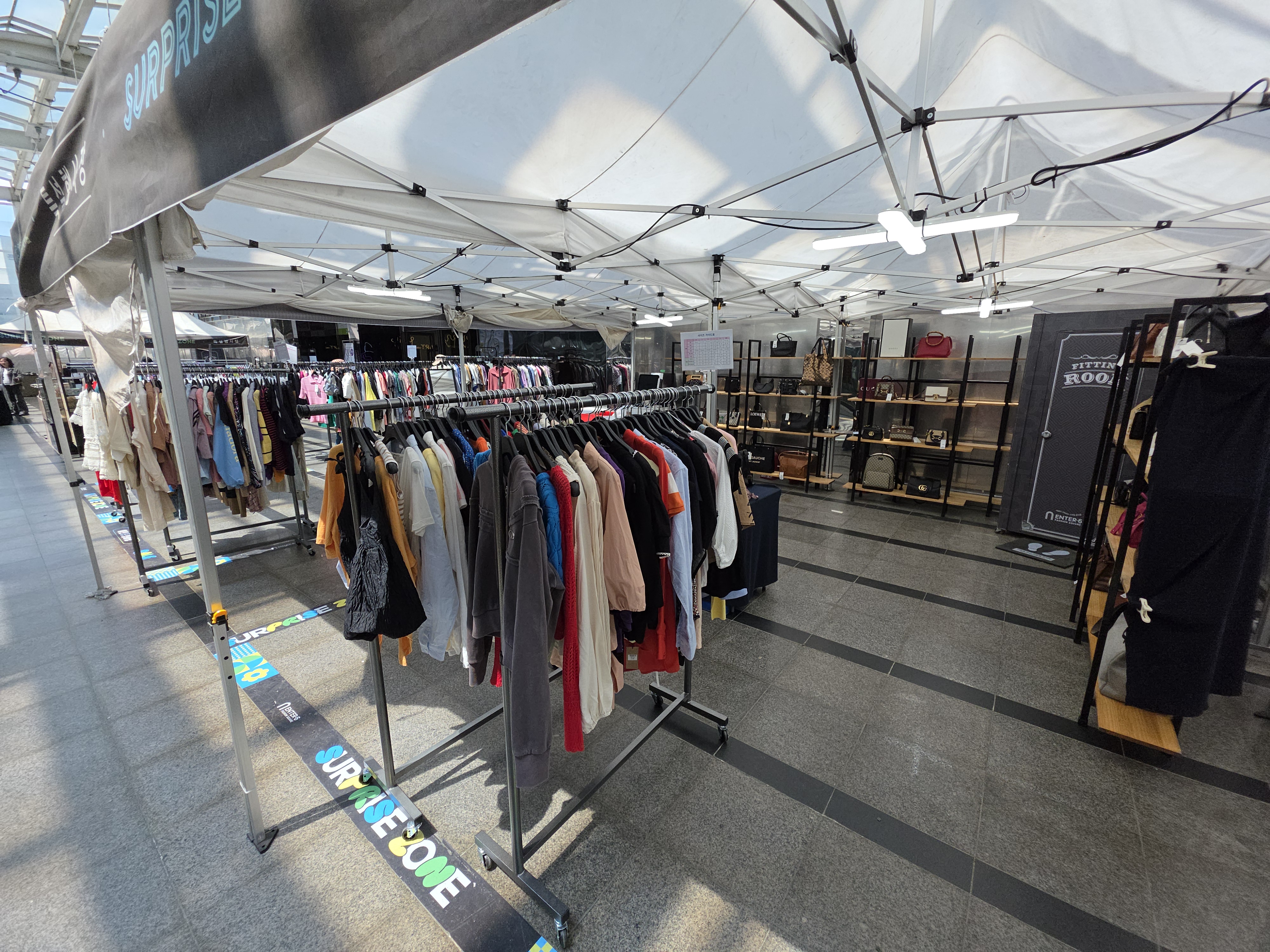 엔터식스 안양 팝업 매대 — REDAYVIN 빈티지